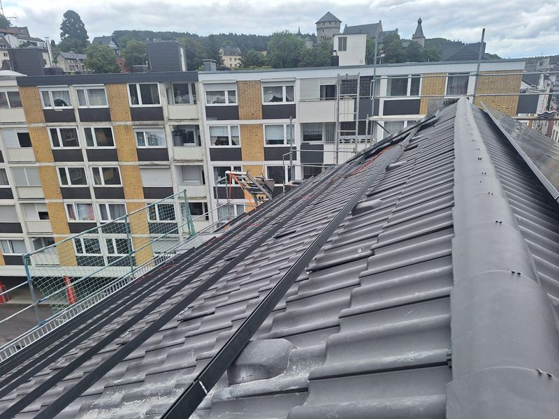 Montage von PV-Modulen auf einem Ziegeldach